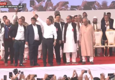 গণসংবর্ধনা মঞ্চে উঠলেন তারেক রহমান