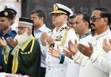 জাতীয় স্মৃতিসৌধে স্পিকার ও ডেপুটি স্পিকারের শ্রদ্ধা নিবেদন