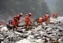 নেপালে লাশ দাফন শুরু, নিখোঁজ হাজারো মানুষের সন্ধানে উদ্ধারকর্মীরা