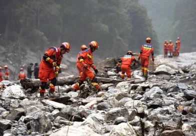 নেপালে লাশ দাফন শুরু, নিখোঁজ হাজারো মানুষের সন্ধানে উদ্ধারকর্মীরা